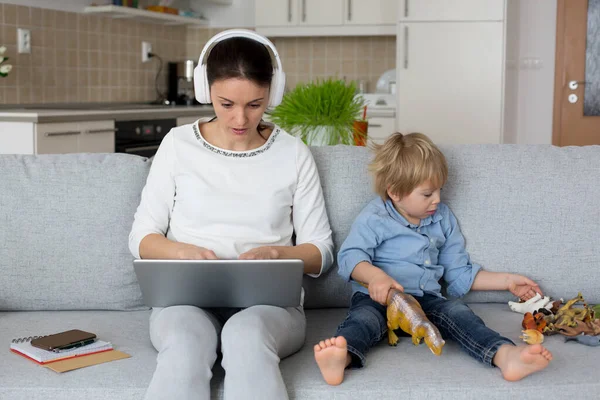 Mamma Arbetar Med Sin Bärbara Dator Och Tar Telefonsamtal Barn — Stockfoto