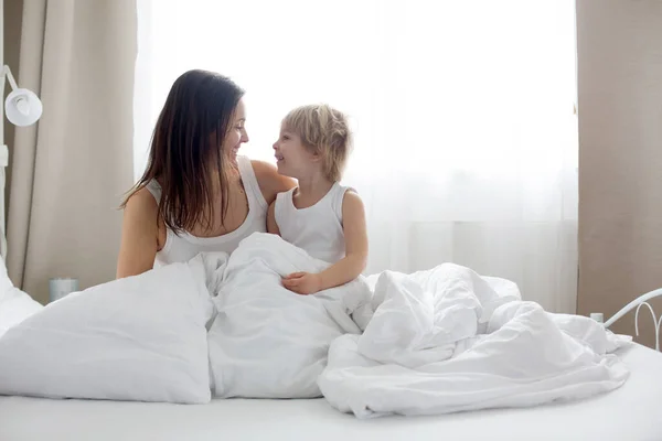 Vackert Blont Barn Och Hans Mamma Leker Hemma Morgonen Sängen — Stockfoto