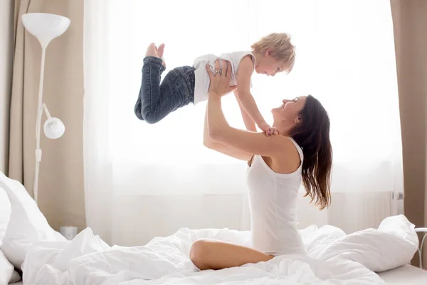 Hermoso Niño Rubio Madre Jugando Casa Por Mañana Cama Sonriendo — Foto de Stock