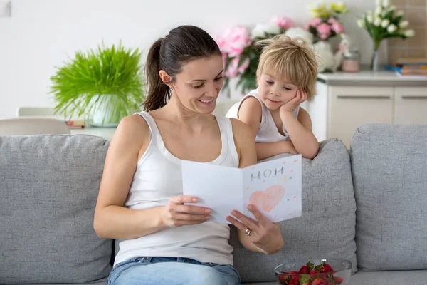 Carino Bambino Bambino Dando Carta Mamma Con Cuore Festa Della — Foto Stock