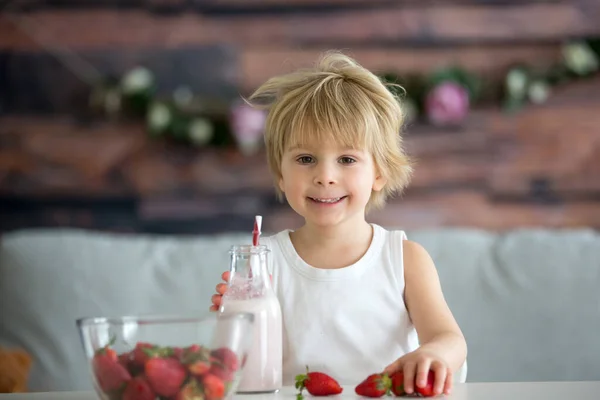 Cute Toddler Child Blond Boy Drinking Smoothie Easting Strawberries Home — Stock Photo, Image
