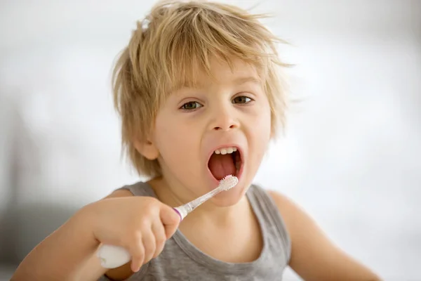 Γλυκό Παιδί Ξανθό Αγόρι Βουρτσίζει Δόντια Του Στο Σπίτι Απομονωμένο — Φωτογραφία Αρχείου
