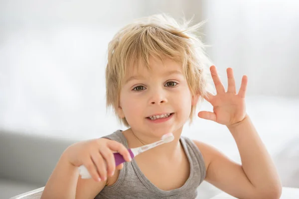 Söta Småbarn Blond Pojke Borsta Tänderna Hemma Isolerade — Stockfoto