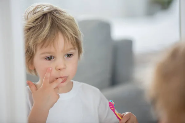 Γλυκό Παιδί Ξανθό Αγόρι Βουρτσίζει Δόντια Του Στο Σπίτι Απομονωμένο — Φωτογραφία Αρχείου
