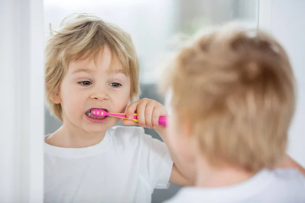 Criança Bonito Menino Loiro Escovando Dentes Casa Isolado — Fotografia de Stock