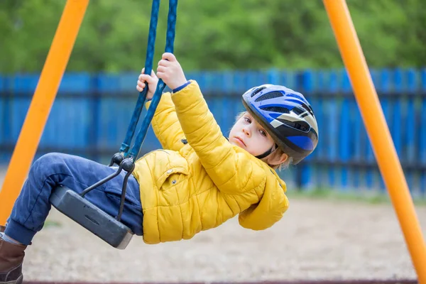 Niedliche Kleinkind Junge Spielen Auf Dem Spielplatz Frühling — Stockfoto