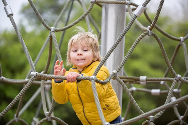 Carino Bambino Ragazzo Giocando Sul Parco Giochi Primavera — Foto Stock