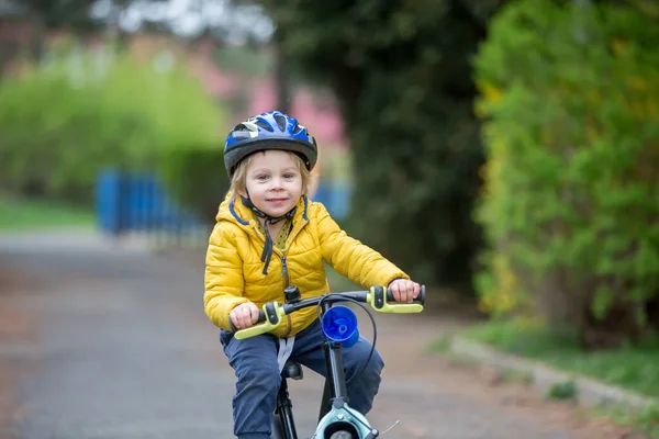 小さな男の子 公園で自転車に乗る方法を学ぶ — ストック写真