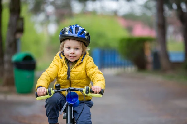 Niño Aprendiendo Andar Bicicleta Parque Primavera — Foto de Stock