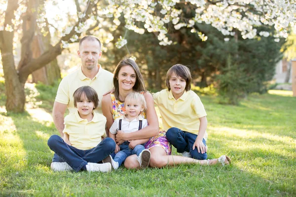 Prachtige Familie Moeder Vader Drie Kinderen Jongens Met Familieportret Genomen — Stockfoto