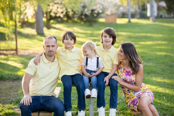 Prachtige Familie Moeder Vader Drie Kinderen Jongens Met Familieportret Genomen — Stockfoto