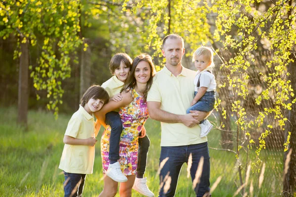 Hermosa Familia Madre Padre Tres Hijos Niños Teniendo Retrato Familiar — Foto de Stock