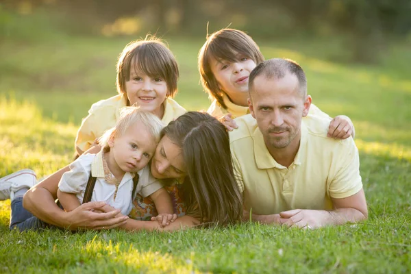 Hermosa Familia Madre Padre Tres Hijos Niños Teniendo Retrato Familiar — Foto de Stock