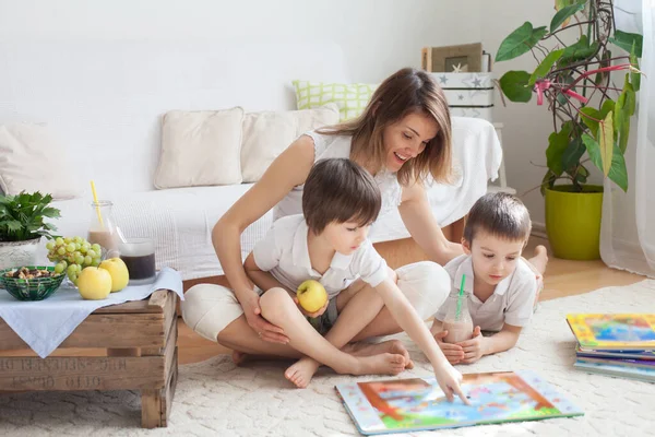 Giovane Madre Leggi Libro Suoi Figli Tho Ragazzi Soggiorno Mangiare — Foto Stock