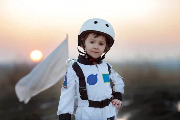 Entzückender Kleiner Junge Als Astronaut Verkleidet Spielt Park Mit Rakete — Stockfoto