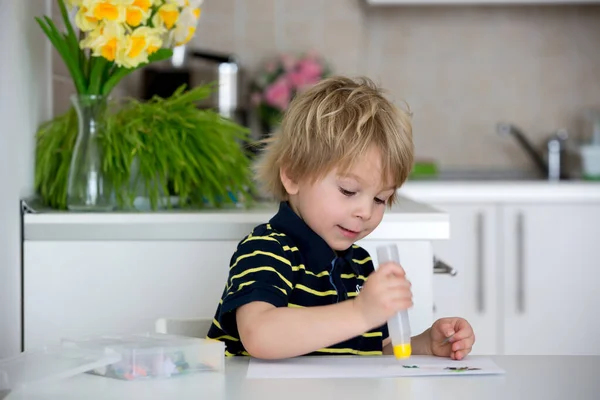 Biondo Bambino Bambino Creazione Immagine Con Animali Carta Taglio Applicazione — Foto Stock