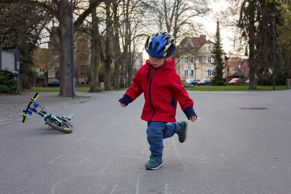 Nettes Kind Kleinkind Junge Spielen Hopscotch Laufen Und Radfahren Park — Stockfoto