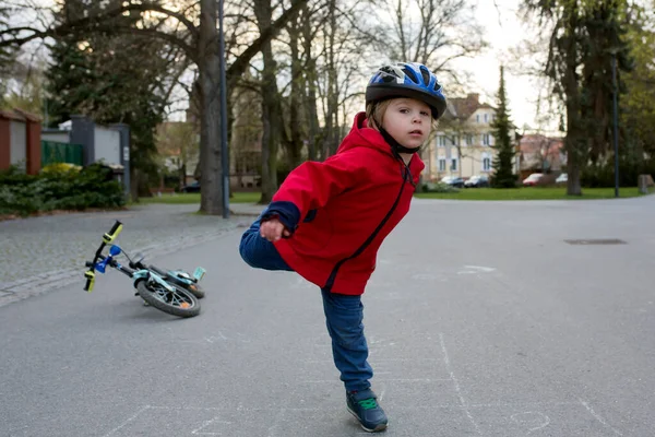 Nettes Kind Kleinkind Junge Spielen Hopscotch Laufen Und Radfahren Park — Stockfoto