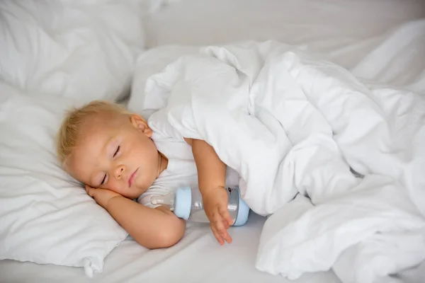 Leuke Kleine Baby Jongen Slapen Met Fles Met Flesvoeding Melk — Stockfoto