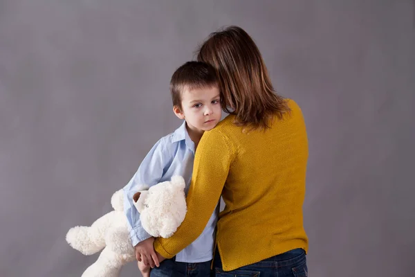 Crianças Pequenas Tristes Meninos Abraçando Sua Mãe Casa Imagem Isolada — Fotografia de Stock