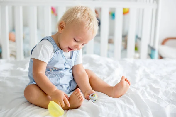 Småbarn Pojke Leka Med Dummy Gråter Olycklig För Nappen Barn — Stockfoto