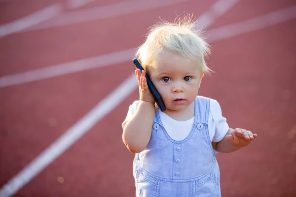Słodki Chłopczyk Bawiący Się Telefonem Komórkowym Parku Cyfrowe Technologie Rękach — Zdjęcie stockowe