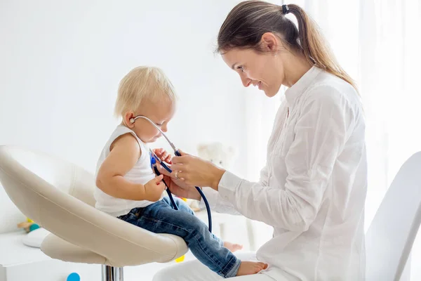 Kinderarzt Untersucht Jungen Arzt Mit Stethoskop Kind Zuzuhören Und Herzschlag — Stockfoto