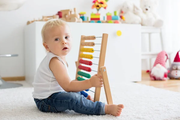 Petit Garçon Mignon Jouant Avec Boulier Maison Chambre Ensoleillée Enfants — Photo