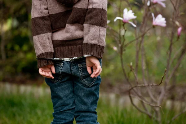 Kind Junge Handschellen Rückwärts Garten Stehend Wartend — Stockfoto