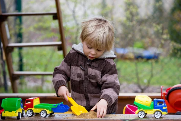 Kisgyermek Fiú Játszik Homokozóban Kertben — Stock Fotó