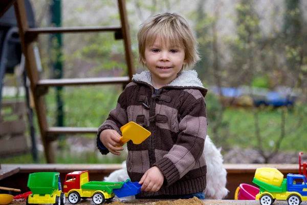 Peuter Kind Jongen Spelen Zandbak Achtertuin Tuin — Stockfoto