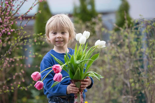 Malý Batole Blonďatý Chlapec Dítě Drží Vázu Tulipány Pro Mámu — Stock fotografie
