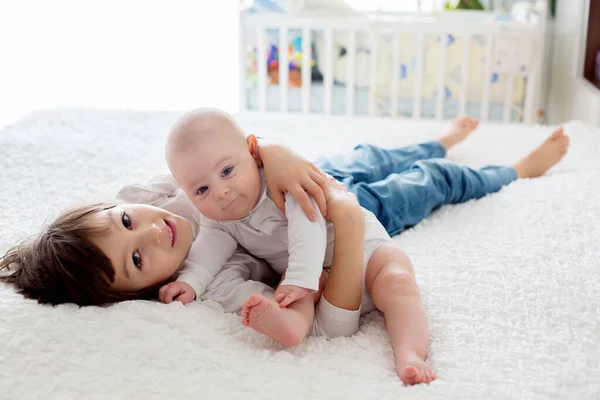 Pequeño Niño Jugando Con Hermano Pequeño Casa Dormitorio — Foto de Stock