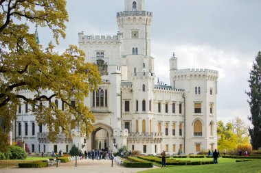 Çek Cumhuriyeti 'ndeki güzel Hluboka kalesi, sonbahar zamanı.