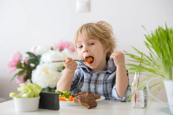 Kleines Kleinkind Blonder Junge Der Hause Gekochtes Gemüse Brokkoli Kartoffeln — Stockfoto