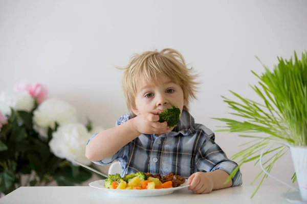 Petit Enfant Bas Âge Garçon Blond Manger Des Légumes Bouillis — Photo