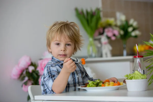 Niño Pequeño Niño Rubio Comer Verduras Hervidas Brócoli Papas Zanahorias — Foto de Stock