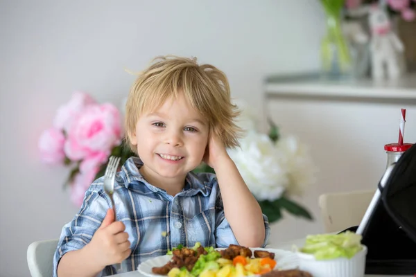 Kleines Kleinkind Blonder Junge Der Hause Gekochtes Gemüse Brokkoli Kartoffeln — Stockfoto