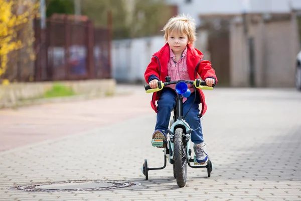 Kleines Kind Blonder Junge Lernt Fahrradfahren Park Mit Hilfsrädern Der — Stockfoto