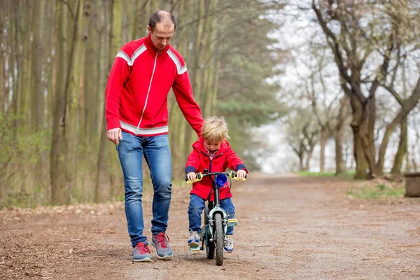 Kleiner Junge Lernt Fahrradfahren Park Frühling — Stockfoto