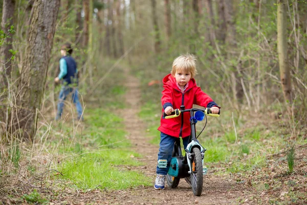 Маленький Хлопчик Навчиться Їздити Велосипеді Парку Весна — стокове фото