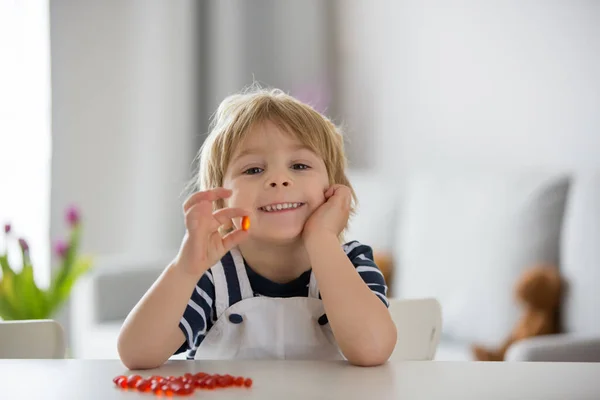 可爱的幼儿 蹒跚学步的男孩 在家吃苜蓿欧米加3个孩子补充维生素丸 以提高免疫力 — 图库照片