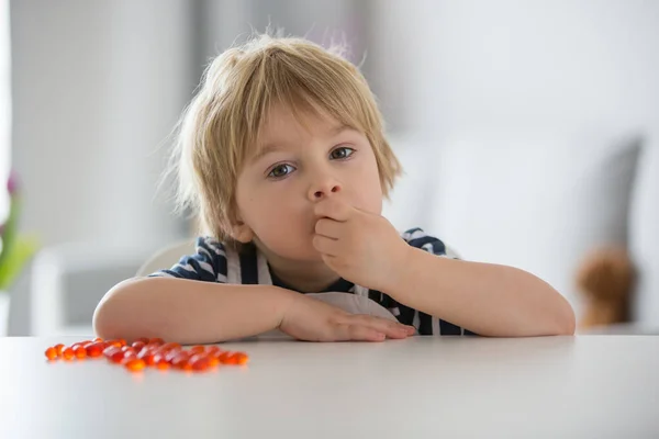 Χαριτωμένο Μικρό Παιδί Αγοράκι Τρώει Άλφα Ωμέγα Παιδιά Συμπλήρωμα Βιταμινών — Φωτογραφία Αρχείου
