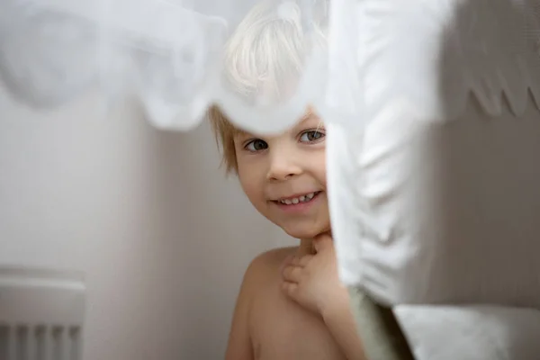 Γλυκό Ξανθό Παιδί Αγόρι Που Κρύβεται Πίσω Από Την Κουρτίνα — Φωτογραφία Αρχείου