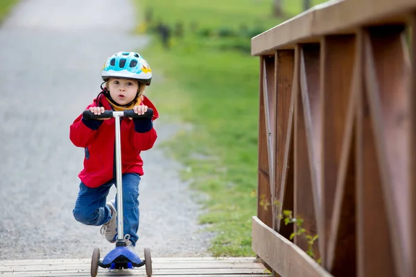 Criança Menino Montando Scooters Parque Dia Ensolarado Primavera — Fotografia de Stock