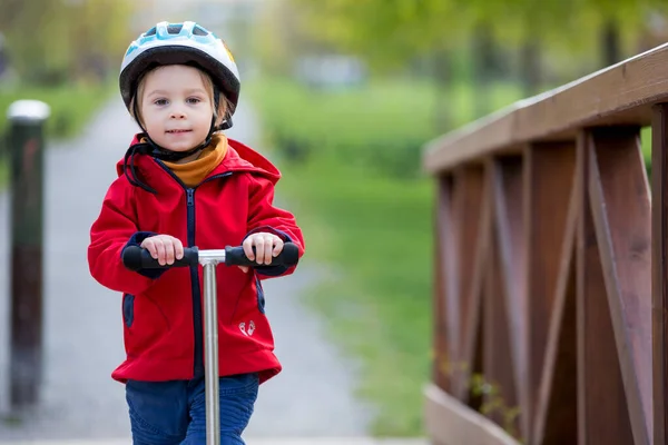 Niño Niño Pequeño Montando Scooters Parque Día Soleado Primavera — Foto de Stock