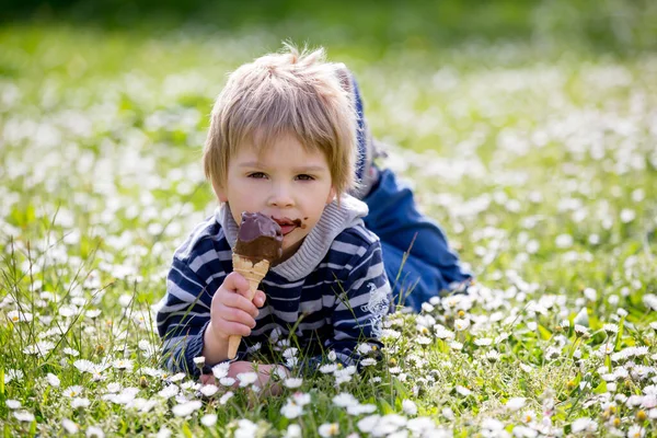 Aranyos Szőke Gyerek Fiú Fagyit Eszik Parkban Tavasszal — Stock Fotó