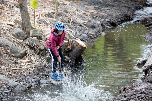 Enfant Préadolescent Garçon Jouant Étang Éclaboussant Eau — Photo