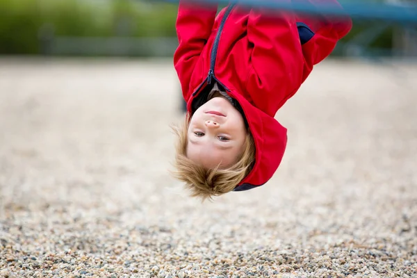 Menino Bonito Criança Jogando Playground Primavera — Fotografia de Stock