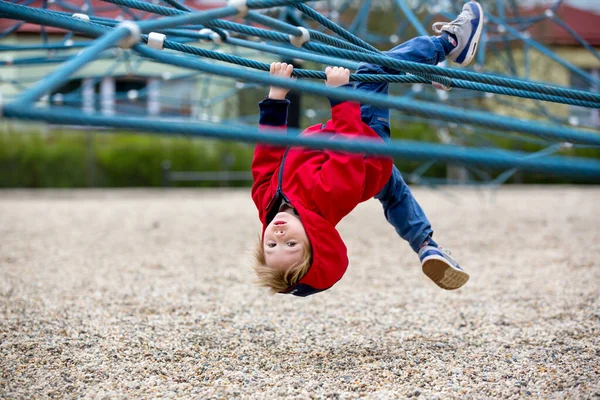 Söt Liten Pojke Leker Lekplatsen Våren — Stockfoto